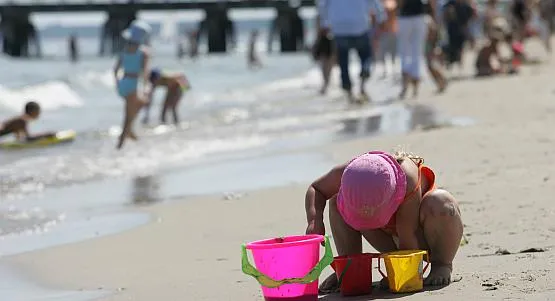 Nie wszyscy rodzice pamiętają, że na plaży trzeba pilnować dziecka uważniej niż zwykle.