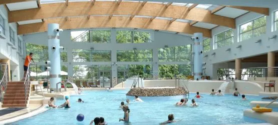 Basen w sopockim Aquaparku jest jednym z nielicznych w Trójmieście otwartych podczas wakacji .