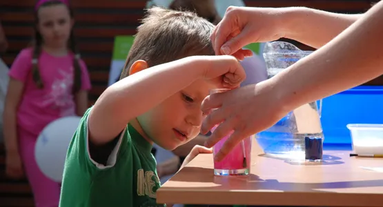 Podczas pokazów przygotowanych przez Centrum Nauki Experyment dzieci uczą się o właściwościach m.in. słonej wody, czynnie w nich uczestnicząc.