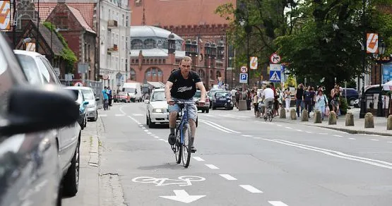 Drogowcy wytyczyli pasy ruchu dla rowerzystów m.in. na ul. Rajskiej. Autem nie wolno po nich jeździć.