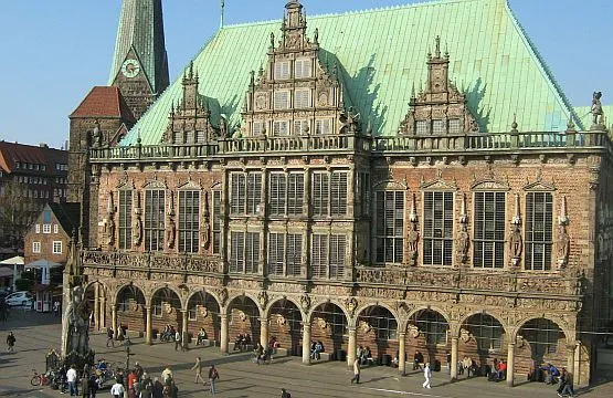 Bremeński ratusz przypomina Zieloną Bramę w Gdańsku. Przed nim stoi pomnik rycerza Rolanda - symbol władzy państwowej.