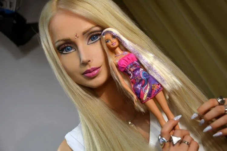 Pochodząca z Ukrainy Valeria Lukyanova uwierzyła, że kobieta powinna wyglądać jak lalka Barbie.
