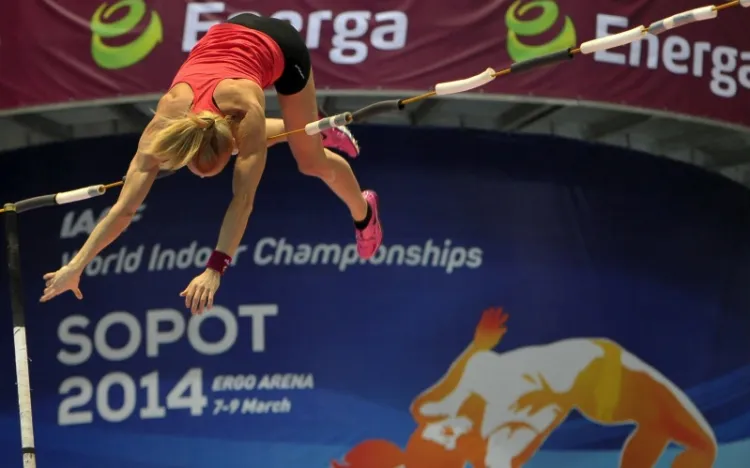 Po nieudanych halowych mistrzostwach Polski, Anna Rogowska wyczuła rozbieg oraz skocznię w Ergo Arenie i zaczęła przeskakiwać poprzeczkę zawieszoną na 4.70 m.