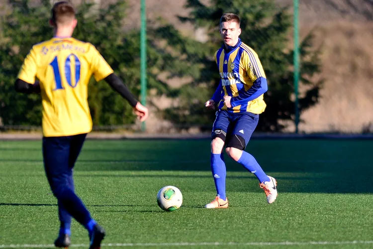 Grający na środku obrony Mateusz Cichocki lubi włączać się w rozgrywanie piłki.