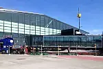 Na lotnisku w Rębiechowie rozpoczął się montaż korytarzy, które połączą halę odlotów z samolotami. Dzięki nim pasażerowie większości linii będą mogli dostać się do samolotów bez konieczności schodzenia na płytę lotniska.