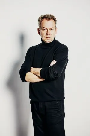 Mirosław Baka od lat należy do liderów zespołu Teatru Wybrzeże i jest najbardziej rozpoznawalną "twarzą" tego teatru.