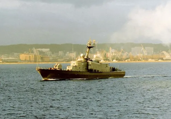 ORP Rolnik wypływa z portu w Gdyni.