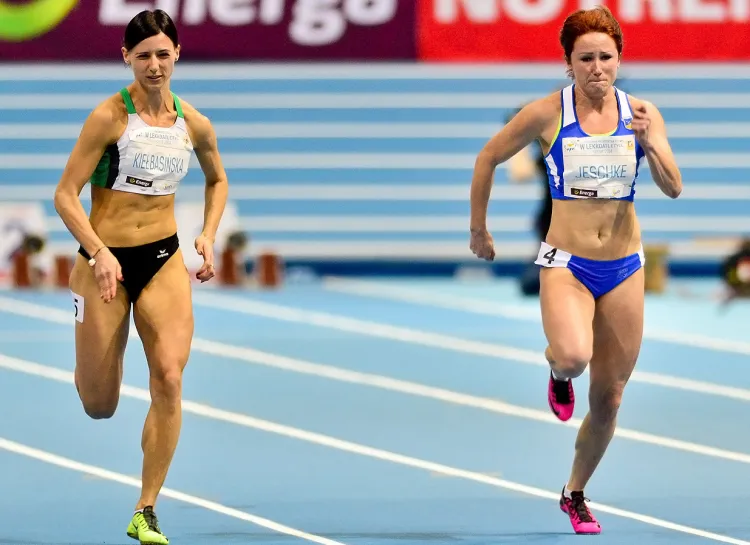 Marta Jeschke (z prawej) i Anna Kiełbasińskia (z lewej) uzyskały awans do niedzielnych półfinałów biegu na 60 m.