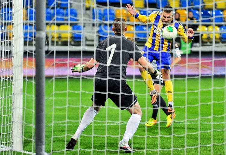 Michał Rzuchowski po raz kolejny udowodnił, że nawet mierząc 176 centymetrów można zdobywać gole. Ten pomocnik w Jaworznie jest na wagę zwycięstwa nad GKS Tychy. 
