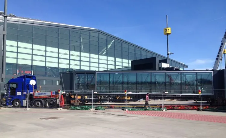 Na lotnisku w Rębiechowie rozpoczął się montaż korytarzy, które połączą halę odlotów z samolotami. Dzięki nim pasażerowie większości linii będą mogli dostać się do samolotów bez konieczności schodzenia na płytę lotniska.