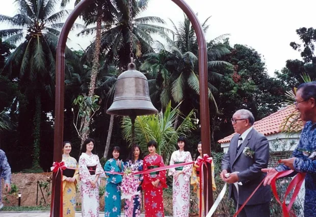 Na zdjęciu Hitomi-san (trzymający białą wstęgę), który kupił dzwon w Japonii i w 1992 roku przekazał go na wyspę Sentosa w Singapurze.
