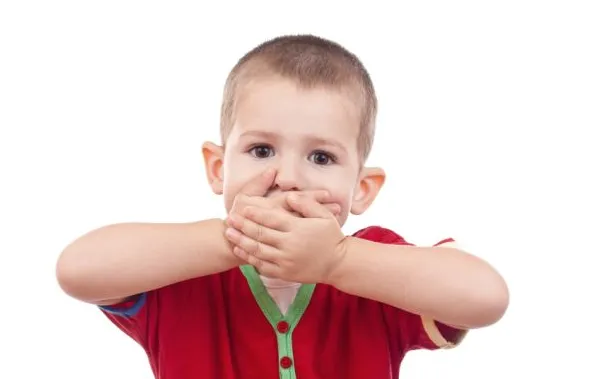 Bywa, że lęk przed mówieniem poza obszarem, który dziecko uznaje za bezpieczny, idzie w parze z zaburzeniami mowy. W takim wypadku rodzic powinien udać się z dzieckiem do logopedy. 
