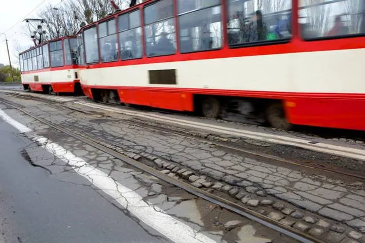 Torowisko tramwajowe jak i droga w ciągu ul. Siennickiej i ul. Lenartowicza są w fatalnym stanie technicznym.
