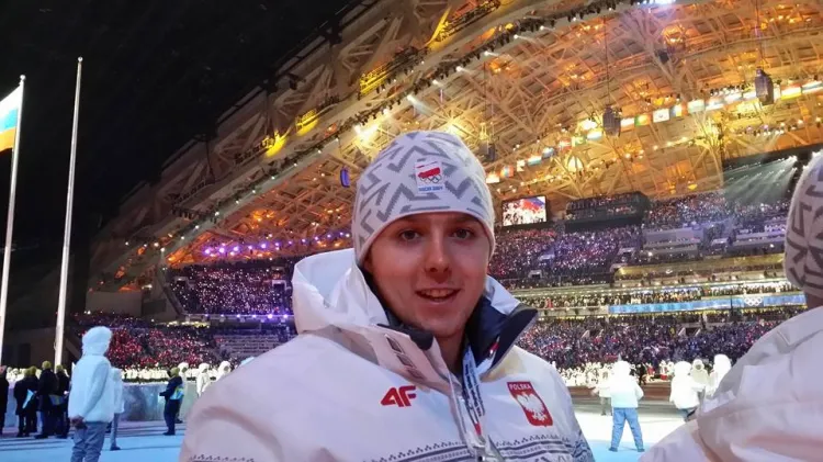 Szczęśliwy Daniel Zalewski podczas ceremonii otwarcia igrzysk w Soczi. Niestety, bobsleista nie zapisał się dobrze w ich historii.