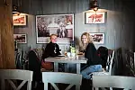 Basia Ritz i Marta Nicgorska podczas wywiadu do "Kobiecej gardy" w restauracji "Brovarnia".