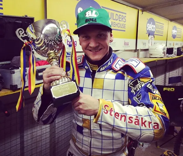 Fredrik Lindgren z trofeum za zwycięstwo w turnieju Selco Classic.