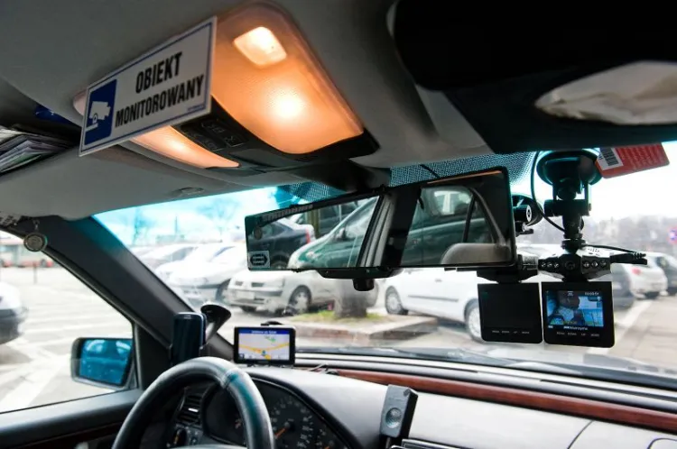 Kamery nagrywające pasażerów montuje coraz więcej trójmiejskich taksówkarzy. Monitoring ma ich ochronić przed niebezpiecznymi i niepłacącymi klientami.
