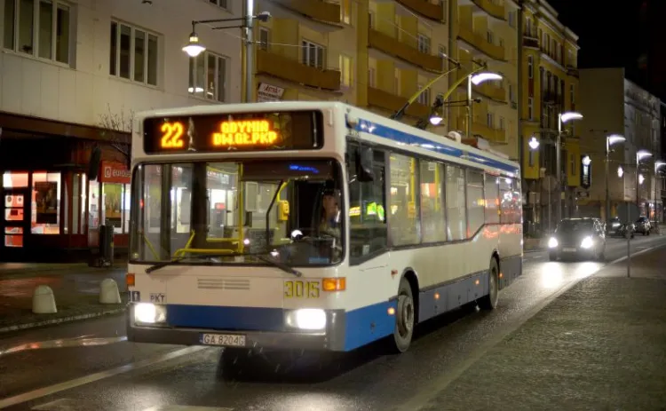 Wieczorami na ul. Świętojańskiej spotkać można głównie trolejbusy i samochody.