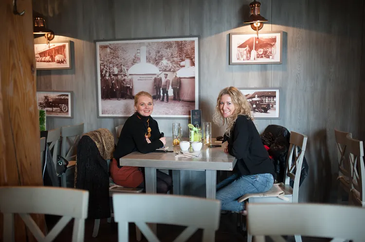 Basia Ritz i Marta Nicgorska podczas wywiadu do "Kobiecej gardy" w restauracji "Brovarnia".