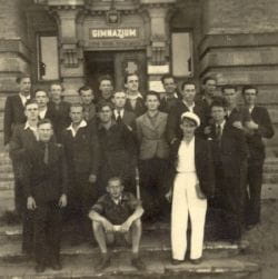 Uczniowie przed szkołą w 1946 r.