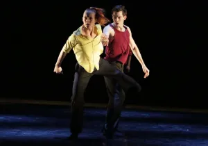 "Clash" w choreografii Patricka Delcroixa, ucznia Kyliána, zawiera wiele ciekawych układów zbiorowych, choć bazuje na duetach. Spektakl w wykonaniu Bałtyckiego Teatru Tańca wymaga jeszcze dopracowania.