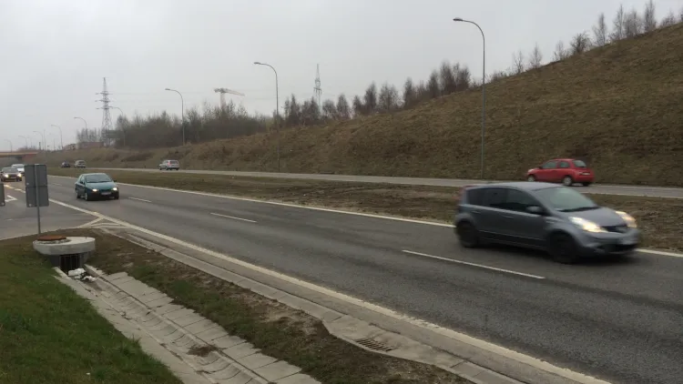 Trasa W-Z w Gdańsku. Tutaj kierowcom często zdarza się zawracać, o czym świadczą ślady kół na pasie zieleni. 