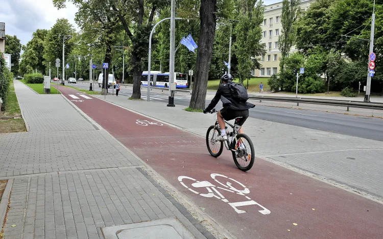 Projekt STeR ma nie tylko połączyć trójmiejskie drogi rowerowe w jeden system, ale także umożliwić powstanie miejskich wypożyczalni rowerowych w Trójmieście i poza nim. Na zdjęciu droga rowerowa pomiędzy Wzgórzem Św. Maksymiliana a Pomorskim Parkiem Naukowo-Technologicznym w Gdyni. 

