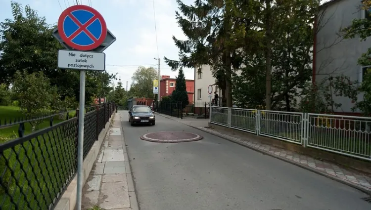 Ponad dwa lata mieszkańcom ul. Cedrowej zajęło wysyłanie pism do urzędów, by drogowcy z Gdańska usunęli znak zakazu zatrzymywania się.