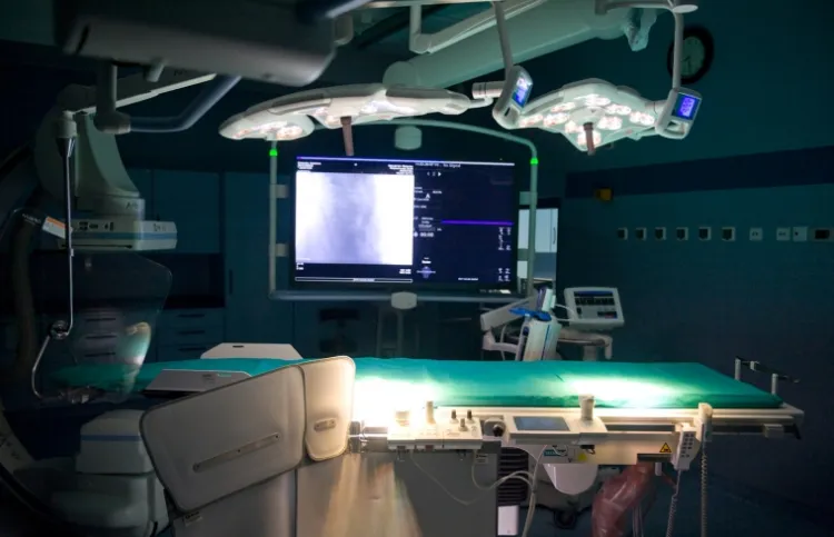 Urządzenia dostępne w sali hybrydowej pozwalają w trakcie operacji wykonać zdjęcia serca czy aorty i uzyskać trójwymiarowy obraz operowanych narządów. 