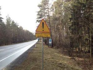 Znak ostrzegający kierowców o promieniowaniu wodnym na rogatkach miejscowości Czarna Woda. Zdjęcie wykonane w połowie lutego tego roku.