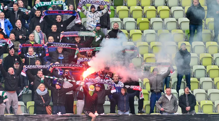 Kibice Lechii już do końca sezonu nie mogą organizować wyjazdów na mecze ekstraklasy, a jeśli w drugiej części rozgrywek biało-zieloni poza Gdańskiem rozegrają tylko trzy mecze, to kara skutkować będzie także po wakacjach. 