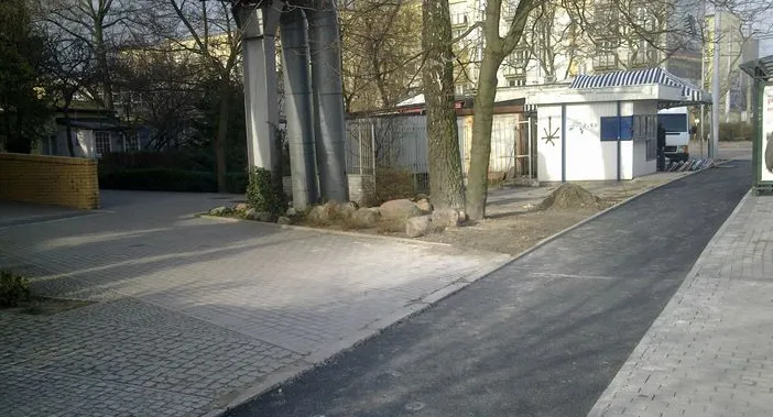 Wyjście z kościoła i bliskość innych obiektów przy skrzyżowaniu ul. Chylońskiej i Kartuskiej może być niebezpieczne zarówno dla pieszych jak i rowerzystów.