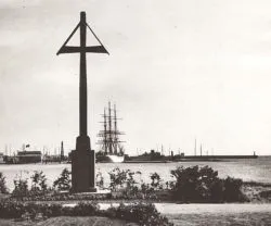 Krzyż w gdyńskim porcie postawili robotnicy w 1922 roku.