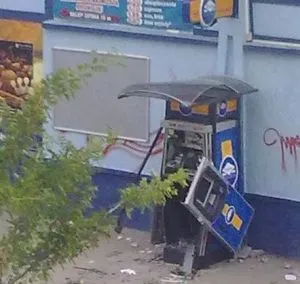 Zniszczony bankomat i nocne strzały na Przymorzu to efekt starcia oficerów Centralnego Biura Śledczego ze złodziejami.