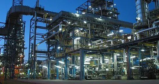 Warty ponad 5 mld zł program 10+, dzięki budowie nowoczesnych instalacji, zwiększy moce przerobowe gdańskiej rafinerii z 6 mln ton ropy rocznie do 10,5 mln ton.