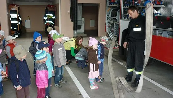 Wizyta u strażaków to wielkie przeżycie dla przedszkolaków.