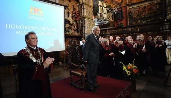 Tadeusz Mazowiecki podczas poniedziałkowej uroczystości wręczenia mu tytułu Honorowego Obywatela Miasta Gdańska w Dworze Artusa.