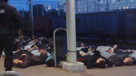 Na stacji w Gdyni policjanci wyprowadzili z pociągu 40-osobową grupę chuliganów, którzy naprzykrzali się pasażerom kolejki. Zatrzymano dwóch mężczyzn, którzy pobili jednego z pasażerów.