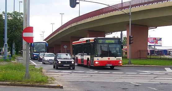 Kierowcy autobusów miejskich potrzebują nawet czterech minut by pokonać skrzyżowanie Siennickiej i Długich Ogrodów. Autobusy przejeżdżają wtedy 50 metrów.