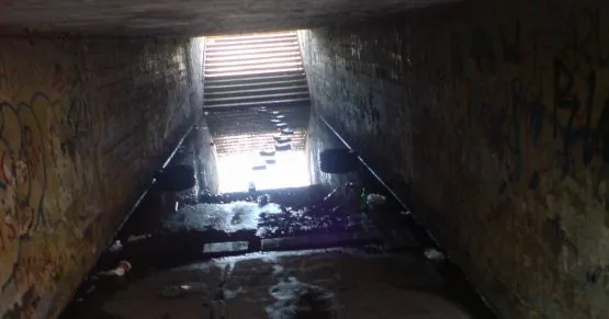 Woda i śmieci -  taki jest obraz tunelu przy ul. Modrzewskiego, przez który ciężko jest przejść.