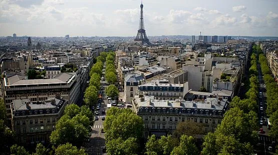 Widok z Łuku Triumfalnego: wieża Eiffla, majestatyczne kamienice sprzed lat i mnóstwo zieleni - to właśnie Paryż.