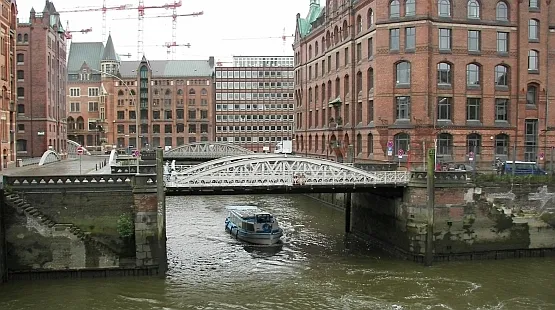 Hamburg można zwiedzać także statkiem. Miasto widziane od strony wody potrafi zachwycić.