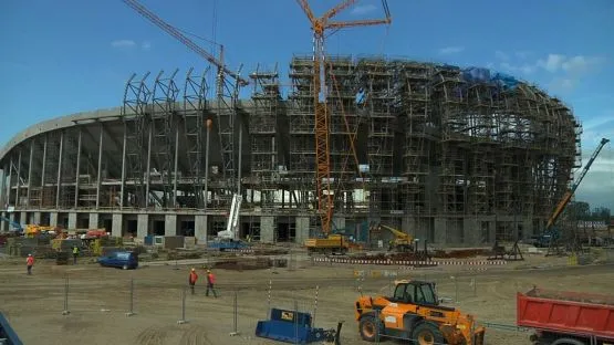 PGE Gdańsk Arena pnie się w górę, niebawem nad stadionem zawiśnie wiecha. Jego inwestor - spółka BIEG 2012 - właśnie zaczął poszukiwania operatora, tego największego w północnej Polsce stadionu.