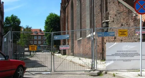 Ul. Katarzynki zamknięta jest ze względu na katastrofalny stan hełmu stojącego przy niej kościoła.