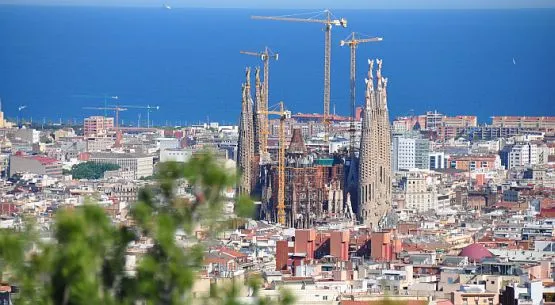 Budowana od lat Sagrada Familia dominuje panoramę Barcelony widzianą z otaczających miasto wzgórz.