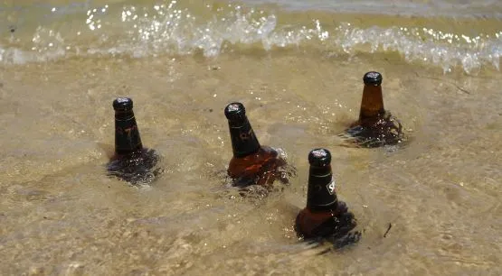 Jeśli piwo na plaży to tylko w przystosowanym do tego punkcie gastronomicznym. Gdańscy radni ograniczają ilość miejsc, w których można kupować i spożywać alkohol.