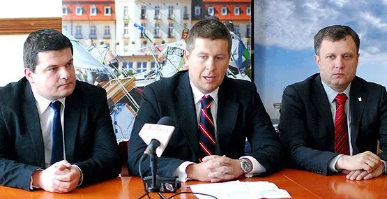 Bartosz Piotrusiewicz (w środku) zastąpi Pawła Orłowskiego (po lewej stronie) na stanowisku zastępcy prezydenta Sopotu Jacka Karnowskiego (po prawej).