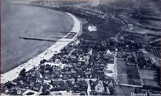 Panorama Brzeźna z lat 30. XX wieku. Napis na widokówce reklamuje je jako "Kąpielisko Brzeźno nad Morzem Bałtyckim".