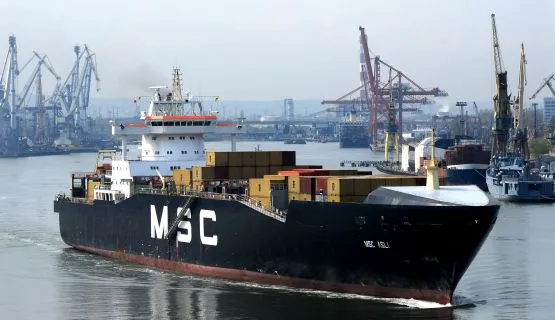 Morską flotą transportową w 2009 r. polscy przewoźnicy morscy przewieźli 9377,9 tys. ton ładunków. Na zdjęciu kontenerowiec MSC Asli wypływa z portu w Gdyni.