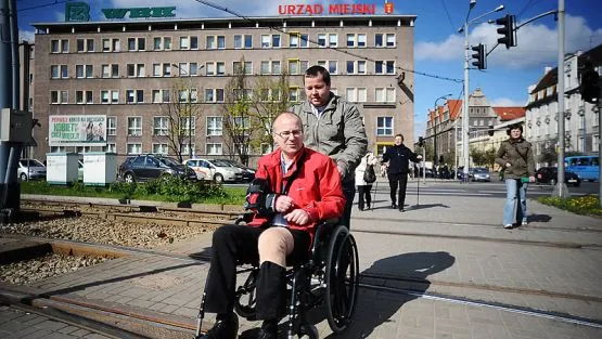 Trudno jest poruszać się po Gdańsku na wózku inwalidzkim - dziś przekonał się o tym Maciej Lisicki.